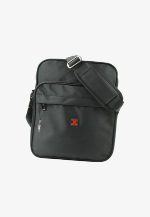 Zwarte gestructureerde schoudertas met verstelbare gewatteerde schouderband, voorzak met rits en klein rood en zwart vierkant logo in het midden.