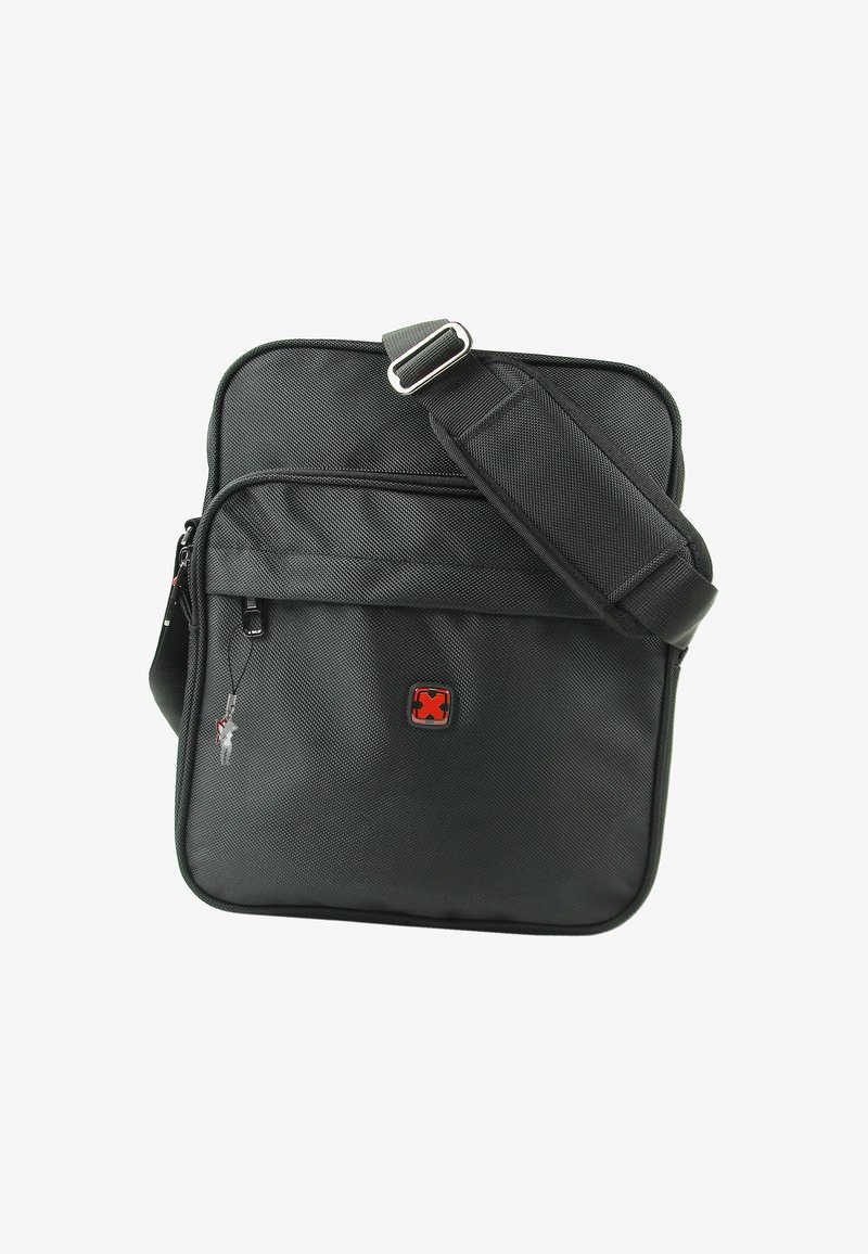 Zwarte gestructureerde schoudertas met verstelbare gewatteerde schouderband, voorzak met rits en klein rood en zwart vierkant logo in het midden.