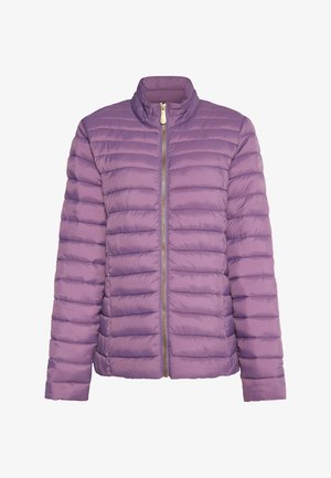 Lekka pikowana kurtka w kolorze lawendowym, z poziomym przeszyciem, stójką, pełnym zamkiem błyskawicznym i detalami w kolorze złotym na zamku.