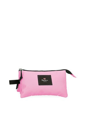 Bolsa rectangular de tela rosa con cremallera negra y lazo negro, con un parche negro que tiene texto blanco y un pequeño logotipo rojo y blanco.