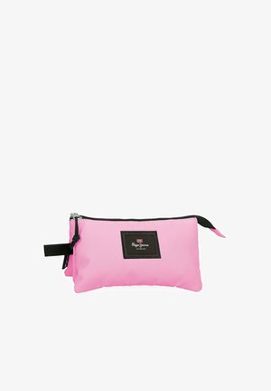 Bolsa rectangular de tela rosa con cremallera negra y lazo negro, con un parche negro que tiene texto blanco y un pequeño logotipo rojo y blanco.