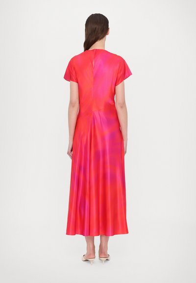 Pitkä mekko, jossa on vaaleanpunaisen ja punaisen sävyjen liukuväri, valmistettu sileästä kankaasta. Varustettu lyhyillä hihoilla ja virtaavalla designilla, jossa on jälleenpleidattu selkä.