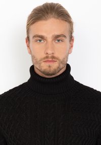 Pullover a collo alto in maglia nera con un motivo a treccia testurizzato, collo a costine e una vestibilità aderente.