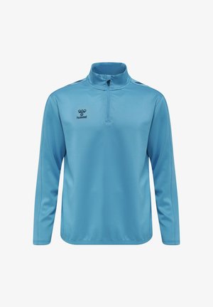 Jasnoniebieska sportowa bluza z długim rękawem, z zamkiem na ćwierć długości i małym czarnym logo Hummel po lewej stronie klatki piersiowej.