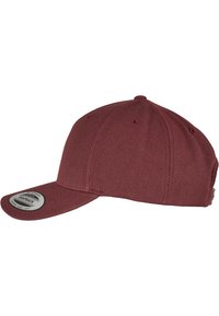 Bordeaux värvi snapback müts, millel on tasane ääre osa, tekstuuriga kangas ja ventilatsiooniaugud. Esiküljel on ringikujuline logo aplikaat.