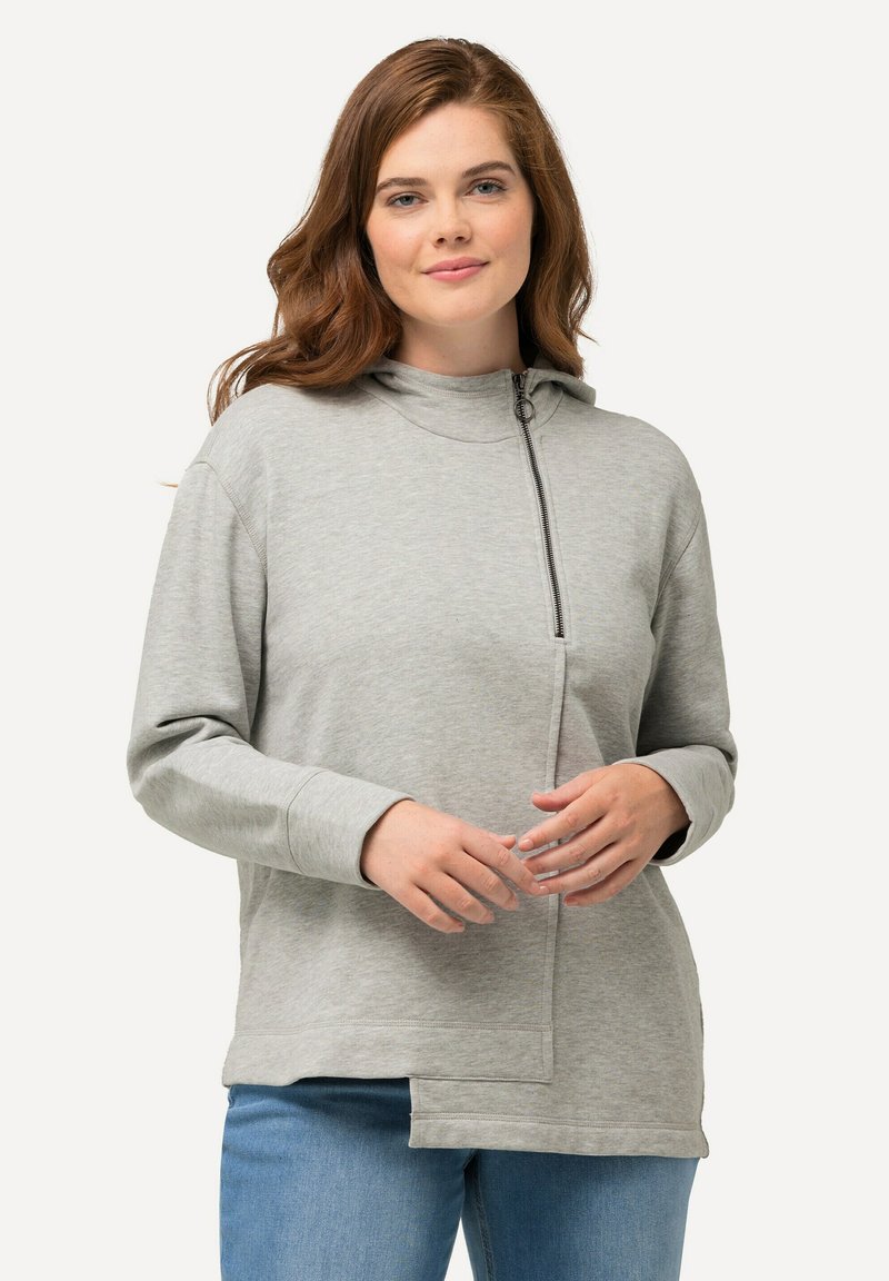 Pullover grigio chiaro con cappuccio, chiusura lampo frontale e maniche lunghe. Presenta un orlo abbassato e una vestibilità rilassata. Tessuto morbido e leggermente strutturato.