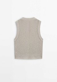 Gilet de pull sans manches tricoté gris clair avec col, emmanchures et ourlet côtelés, vu de dos sur fond blanc.