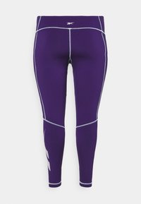 Fialové sportovní legíny se kontrastním světlověrným prošíváním, vysokým pasem a jemným vzorem na levé nohavici.