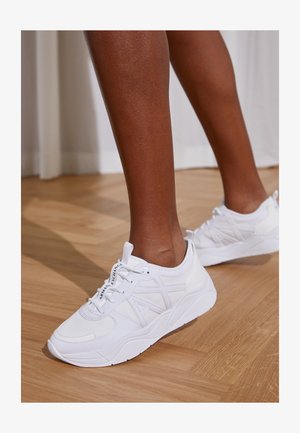 Weiße Sneakers mit einem glatten Obermaterial aus Synthetik und Textil, verstärkter Zehenkappe und strukturiertem Sohlenprofil sowie einem Schnürverschlussdesign.