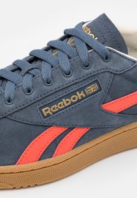 Reebok Classic CLUB C GROUNDS UK UNISEX - Tenisky - dark blue/light red/light brown