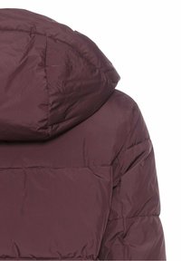 Doudoune bordeaux avec capuche, design matelassé et texture brillante ; coutures visibles le long du dos et des épaules.