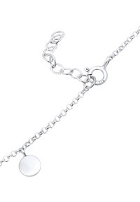 Silberne Kettenarmband mit ovalen Gliedern, einem runden Charm-Anhänger und einem Karabinerhaken mit einer verstellbaren Kette zur Längenanpassung.