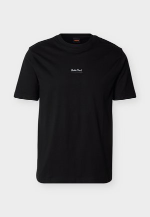 T-shirt nera a maniche corte con collo tondo, con piccolo testo bianco "Boss Club" al centro del petto e una targhetta arancione "Boss" all'interno del colletto.