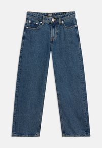 Τζιν παντελόνι μπλε με ίσια γραμμή, με εμπρόσθιες και μικρές τσέπες, μεταλλικό κουμπί και θηλιές για ζώνη, τοποθετημένο επίπεδα σε λευκό φόντο.