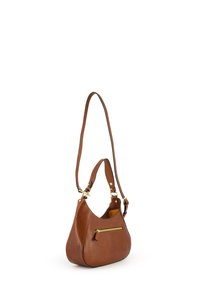 Sac à main en cuir brun avec une forme courbée, une bandoulière ajustable, des accents de fermeture éclair dorés et une poche zippée à l'avant. Texture lisse, design minimal.