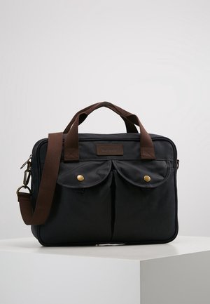 Schwarze rechteckige Schultertasche mit braunen Griffen, zwei vorderen Klapptaschen mit goldenen Knöpfen und einem abnehmbaren braunen Schulterriemen.