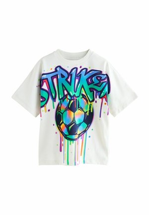 Bílý tričko s barevným graffiti-style textem "STRIKER" a grafikou fotbalového míče s efekty kapání v jasných barvách. Krátké rukávy.