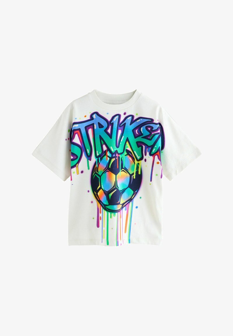 Balta kokvilnas T-kreklu ar grafiti stilā veidotu tekstu "STRIKER" dzīvās krāsās un notecošu futbola bumbu grafiku. Īsas piedurknes.