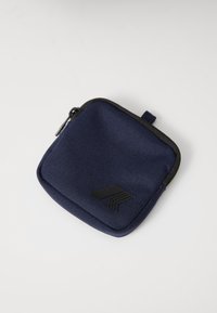 Borsa con zip di colore blu navy realizzata in tessuto testurizzato con accento di logo nero. Forma quadrata e robusta zip nera. Design compatto per la conservazione.