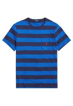 T-shirt à manches courtes rayé horizontalement bleu marine et bleu avec une poche sur la poitrine comportant un petit logo rouge brodé.