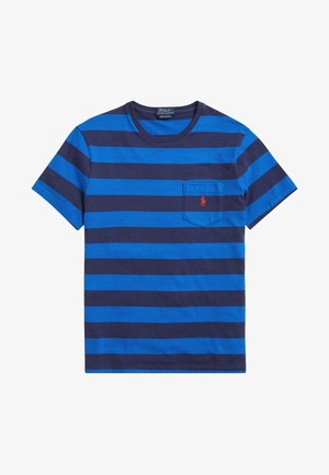 T-shirt à manches courtes rayé horizontalement bleu marine et bleu avec une poche sur la poitrine comportant un petit logo rouge brodé.