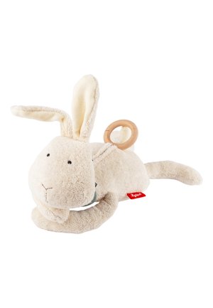 Weiches beiges Plüschspielzeug in Form eines Kaninchens mit langen Ohren, kleinen bestickten Augen und einem hölzernen Ring, der auf seinem Rücken befestigt ist.