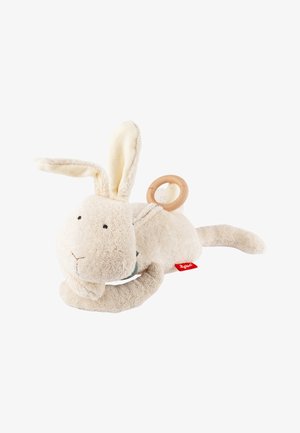 Peluche a forma di coniglio morbido color beige chiaro, con orecchie lunghe, piccoli occhi ricamati e un anello di legno attaccato sulla schiena.