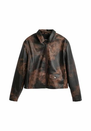 Braune und schwarze Kunstlederjacke mit Kragen, Reißverschluss vorne und einer Druckknopf-Tasche. Strukturiertes Muster und kürzeres Design.