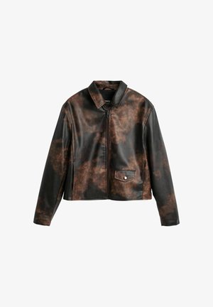 Bruine en zwarte nep leren jas met een kraag, ritssluiting aan de voorkant en één drukknoopzak. Gestructureerd patroon en cropped ontwerp.