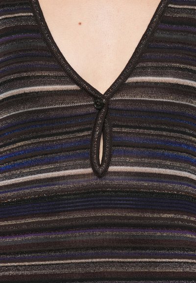 Top lavorato a maglia con scollatura a V e chiusura a bottoni, caratterizzato da strisce orizzontali in toni scuri, accenti argento e blu, tessuto texturizzato.