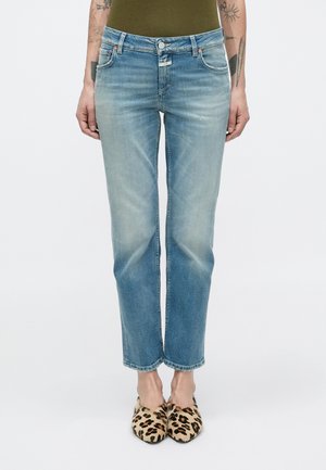 Jean en denim bleu clair avec une finition légèrement délavée, coupe droite, design à cinq poches, et coutures contrastantes.