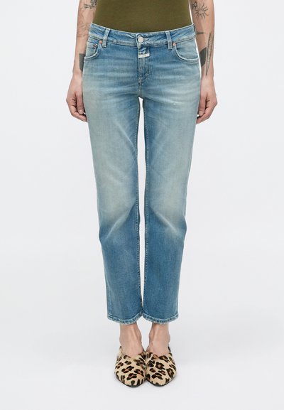 Jean en denim bleu clair avec une finition légèrement délavée, coupe droite, design à cinq poches, et coutures contrastantes.