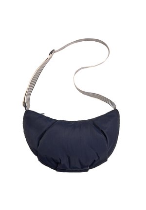 Tengerészkék, félhold alakú párnázott oldaltáska fekete-fehér csíkos, állítható vállpánttal, fehér háttéren.