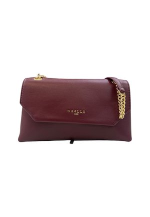 Clutch bag in pelle rosso scuro con tracolla in catena dorata e logo "GAELLE Paris" in oro sul flap anteriore.
