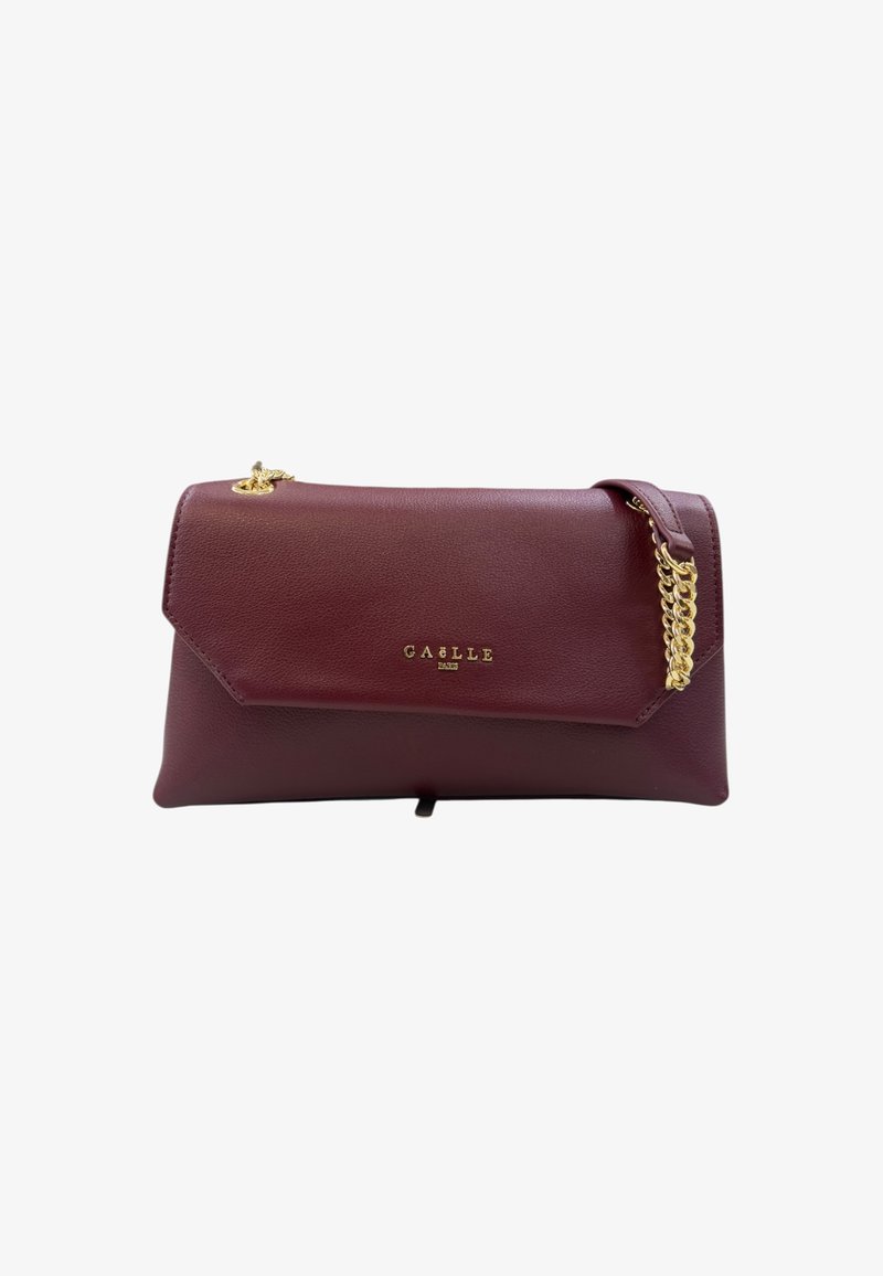 Clutch bag in pelle rosso scuro con tracolla in catena dorata e logo "GAELLE Paris" in oro sul flap anteriore.