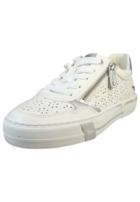 Białe sneakersy wykonane ze skóry, z perforowanym wzorem, srebrnymi akcentami i zamkiem błyskawicznym po boku. Teksturowana gumowa podeszwa z detalem logo.