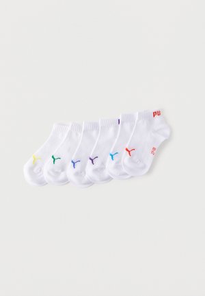 Sept paires de chaussettes blanches à la cheville alignées, chacune arborant un petit logo Puma de différentes couleurs sur le côté.
