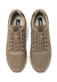 Zapatillas beige con detalles perforados, superficie texturizada, diseño de cordones y suela en color crema contrastante, que presentan un cuello acolchado y una marca.