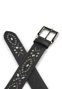 Cinturón de cuero negro con una hebilla de metal brillante, que presenta tachuelas y piedras decorativas de varias formas y tamaños a lo largo de su longitud.