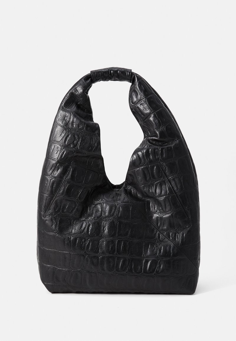 Mustapassi, joka on valmistettu teksturoidusta nahasta ja siinä on krokotiilikuvio. Laukussa on taitettu yläkahva ja se on rento, hobo-mallinen.