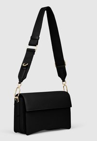 Svart läderaxelväska med en vikbar lucka, med guldfärgad hårdvara och en strukturerad yta. Inkluderar en avtagbar tygrem.