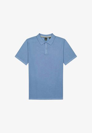 Polo a maniche corte azzurro chiaro con tessuto strutturato, pattina con due bottoni e colletto classico, mostrata stesa su sfondo bianco.