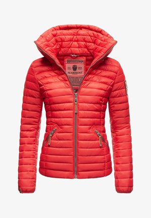 Jachetă roșie căptușită cu guler înalt, buzunare cu fermoar și matlasare orizontală. Are o etichetă a mărcii în interior. Material neted, rezistent la apă.