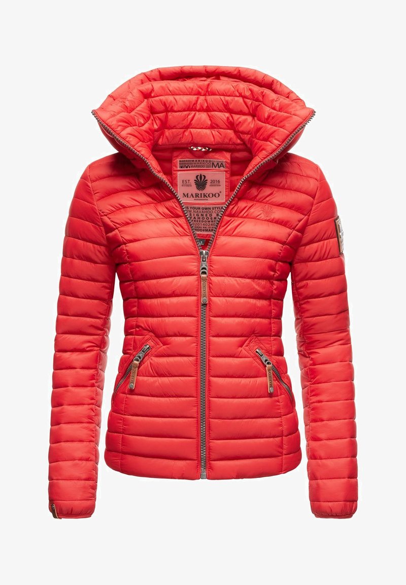 Piros párnázott dzseki magas gallérral, cipzáras zsebekkel és vízszintes steppelésse. Belső márkacímkével rendelkezik. Sima, vízálló anyag.