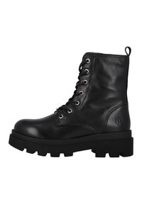 Botas de combate de cuero negro con punta redonda, cierre de cordones en la parte delantera, ojales de metal y suela de goma gruesa y texturizada. Logo grabado en el lateral.