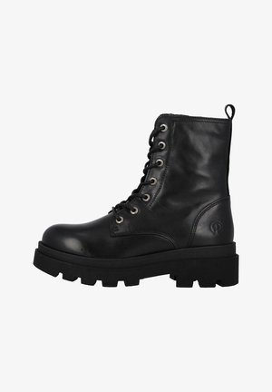 Stivali da combattimento in pelle nera con punta rotonda, chiusura con lacci frontali, occhielli in metallo e suola in gomma spessa e testurizzata. Logo impresso di lato.