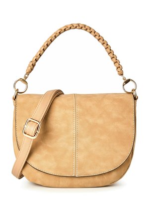 Borsa a tracolla in pelle color cuoio con manico intrecciato, tracolla regolabile, patta arrotondata e anelli in metallo dorato su sfondo bianco.