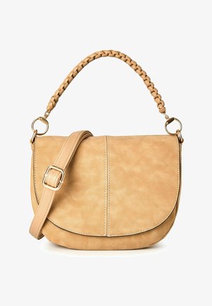 Bolso de hombro de cuero color canela con asa trenzada, correa ajustable, solapa redondeada y anillos de herrajes dorados sobre fondo blanco.