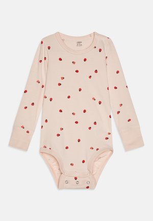 Langsleeve body in zachtroze stof, met een verspreid lieveheersbeestje-patroon. Drukknoopsluiting onderaan, rekbare manchetten. Katoenmix materiaal.