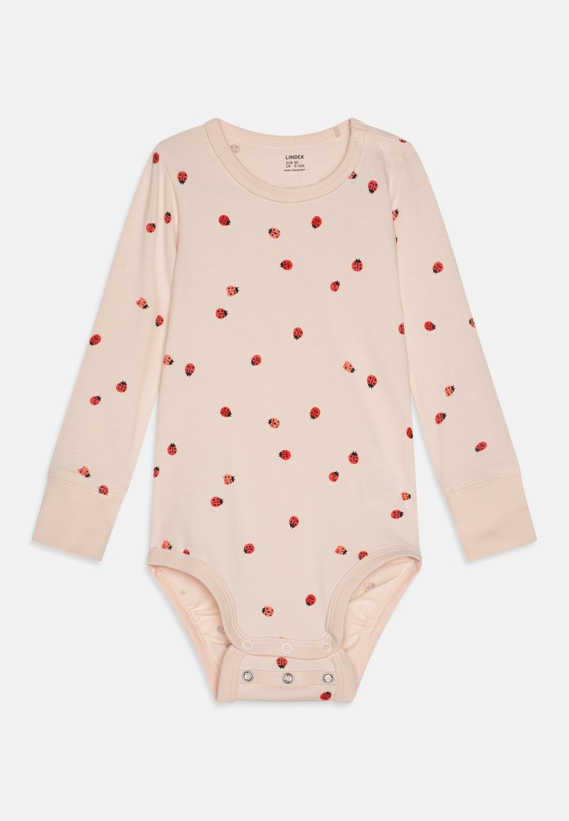 Langärmliger Body aus weichem rosa Stoff mit einem verstreuten Marienkäfer-Muster. Druckknopfverschluss am unteren Ende, dehnbare Bündchen. Mischgewebe aus Baumwolle.